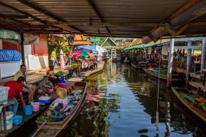 Wat Sai Floating Market